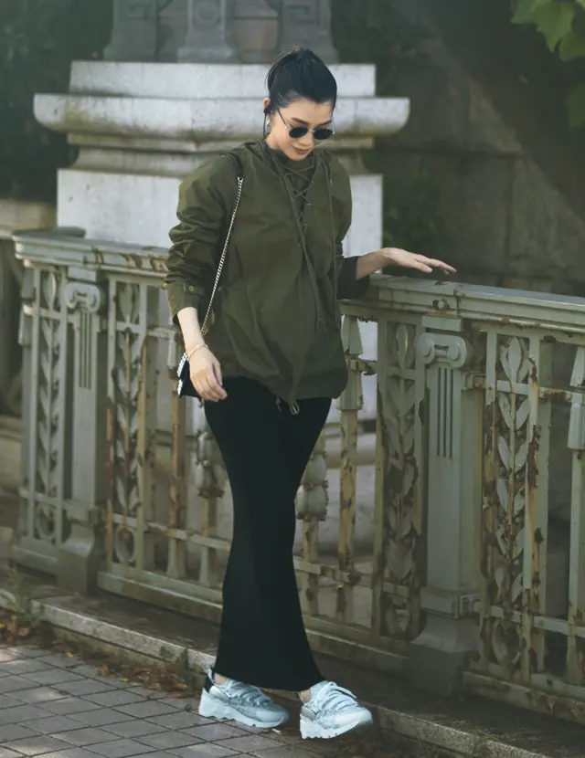 週末に出かけるお散歩は気分の上がる最旬スニーカーで