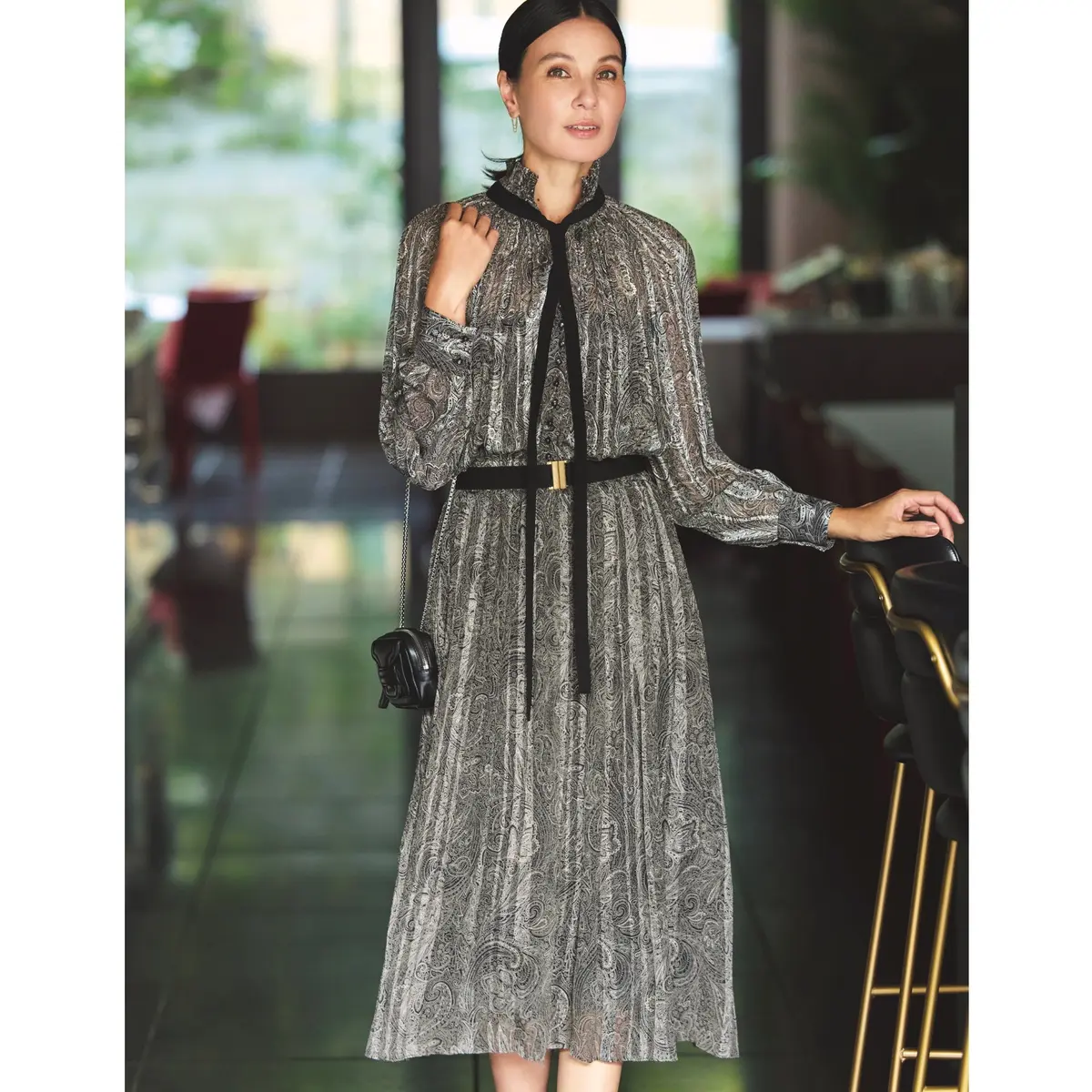 黒×白のペイズリー柄ワンピースに黒ベルトをつけて、黒ミニバッグを添えたコーディネート　モデル・田沢美亜