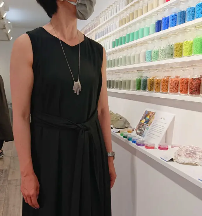 ブラックコーデで色を楽しむお出掛けの画像_3