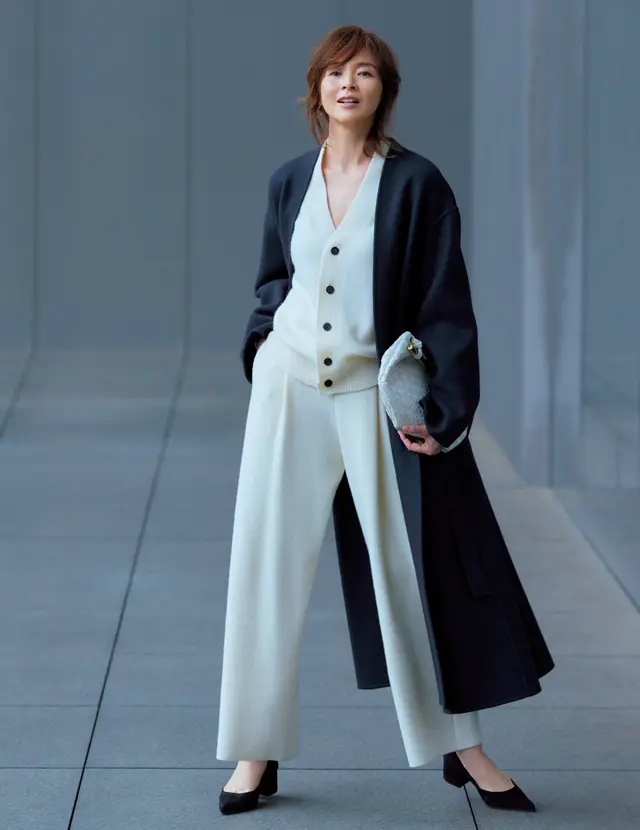冬色コートに白の上下のインナーをコーディネートするSHIHO