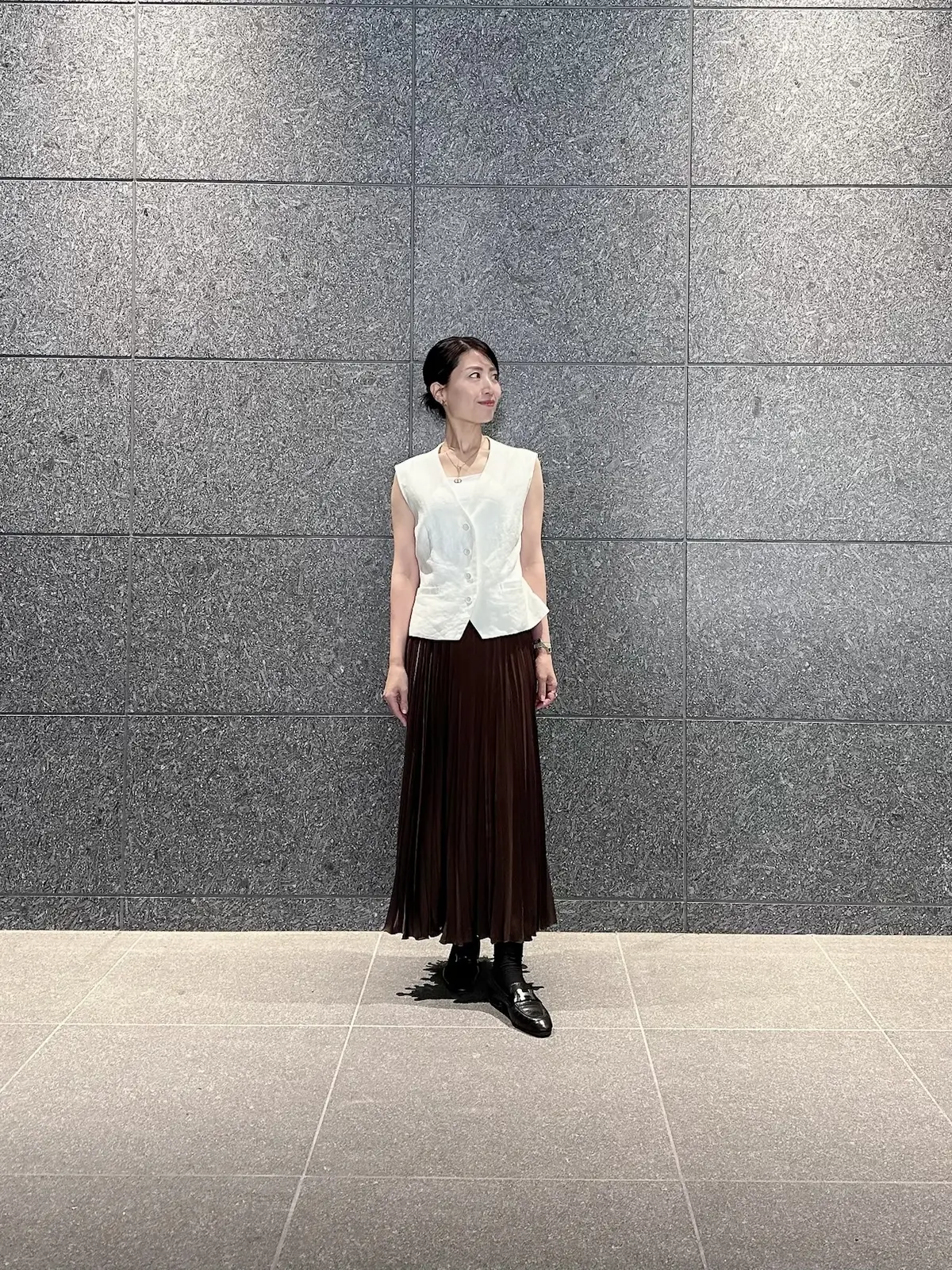 ブラウンプリーツスカートコーデでホテルラの画像_4