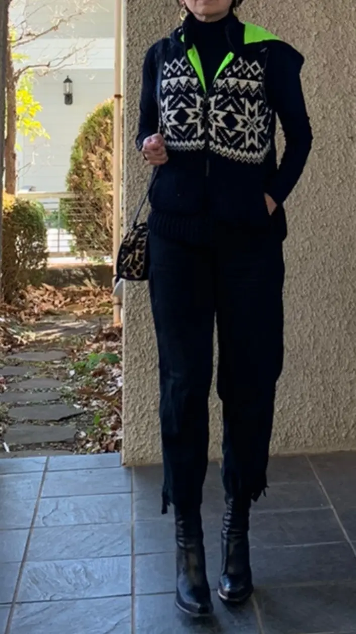 カジュアルに『上も下も黒』スタイルを極めの画像_2