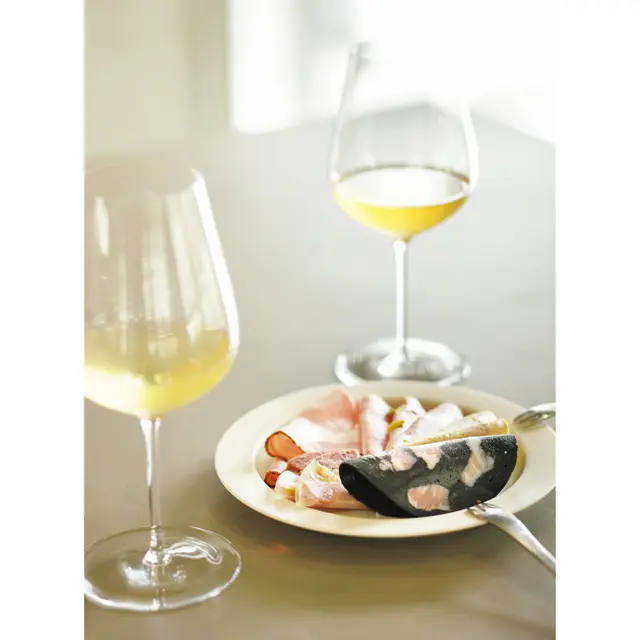 「STA ND」で『TESIO』のプレートをワインとともに。盛り合わせ￥1,000～。沖縄になかった価値を地元に広め、沖縄だから生まれたプロダクトを世界へ発信