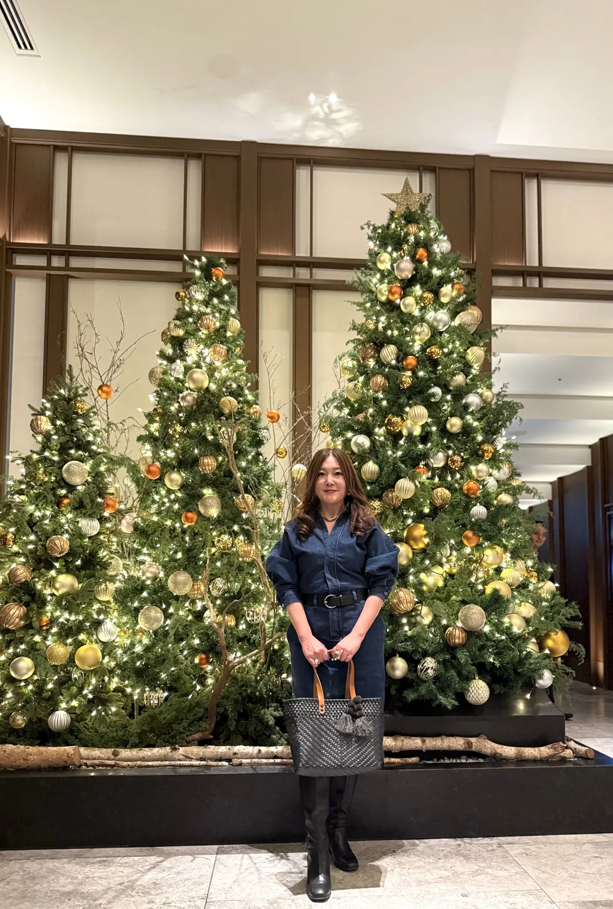 大阪　ウォルドーフ・アストリア大阪　ティファニーコラボ　クリスマス　クリスマスツリー　ピーコックアレー　ティファニー　ティファニーツリー　ティファニーブルー　クリスマスツリー　ZARA デニムワンピース　デニムミディワンピース　　