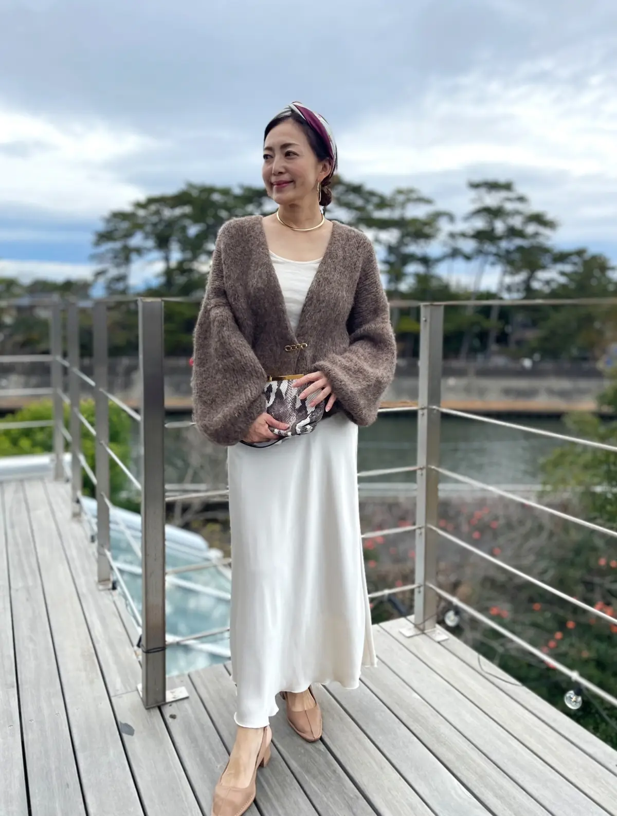 エクラ 華組　宮原江里子さん　ざっくりしたアルパカニットとシャイニーなスカートでメリハリを