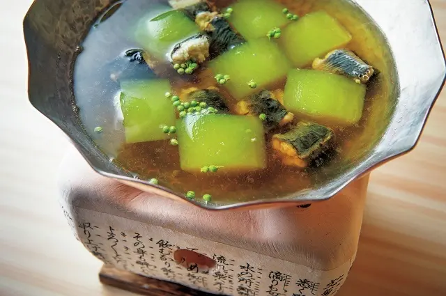 冬瓜と鰻の小鍋。焼いた鰻を筒切りにして、仕上げの実山椒がピリリと　