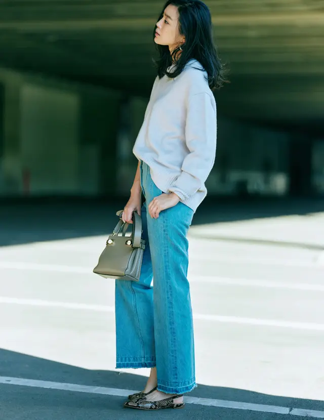 【50代をきれいに見せるデニムコーデ】厚手のデニムをタックインして腰まわりもすっきり見え！