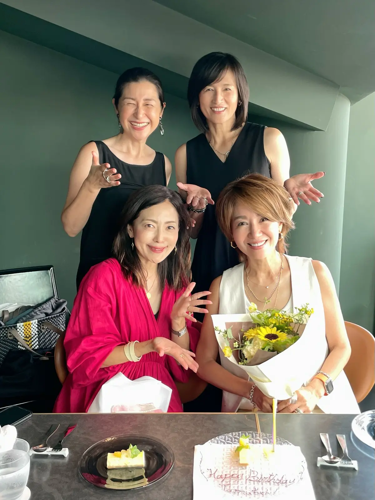 秋のお出掛けにも使えるワンピースを着てラの画像_5