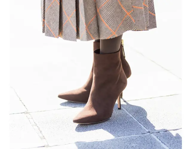 「ロングより取り入れやすく、軽やかに履けるんです」と高田さん。焦げ茶のスエードにブラウン系タイツですっきりと