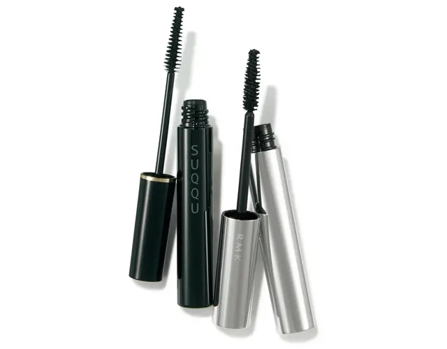 （右）RMK Division セパレートカール マスカラ N 01、（左）SUQQU アイラッシュ マスカラ ウォータープルーフ 01