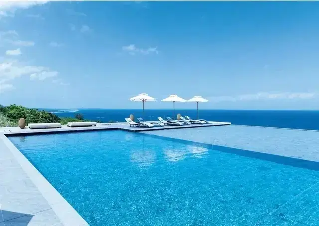 海からの風が心地よく吹き抜けるプールサイドでは、空と海、そしてプールの青に身も心もゆだねてお昼寝したい。午後のハッピーアワーには、シャンパーニュもフリーフローで