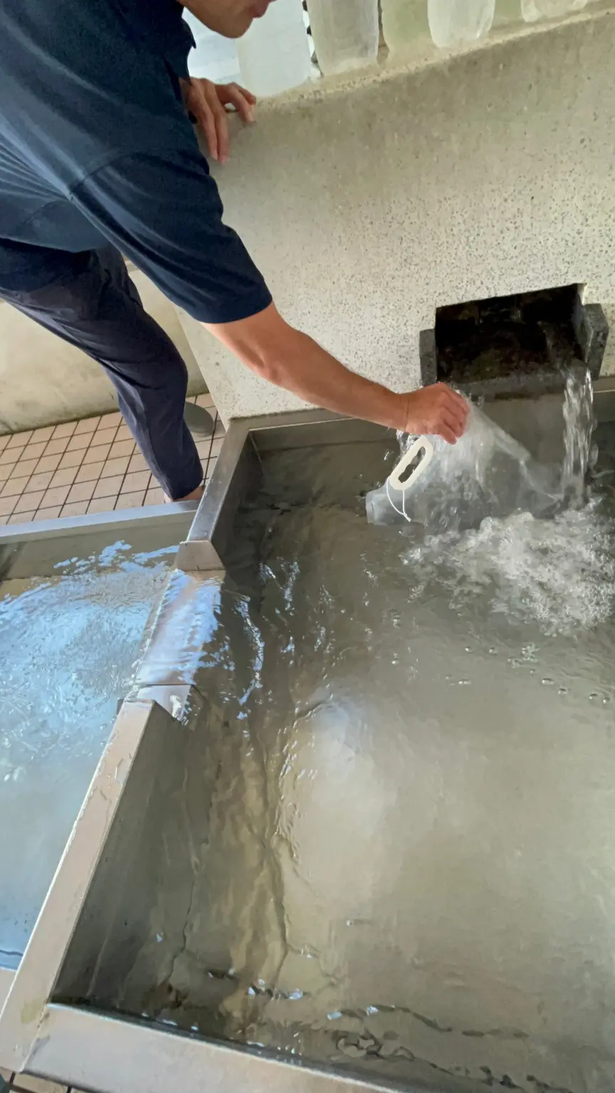 すごい水の勢いです！冷たくて手がかじかむ主人（ガンバッテ☆）