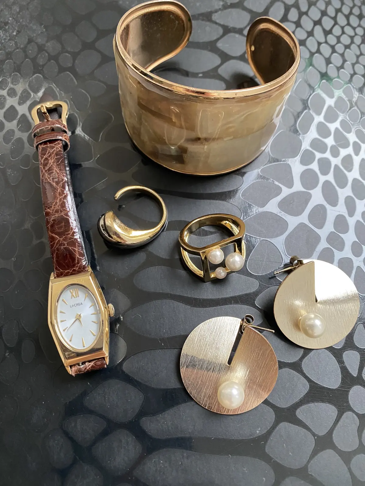 アクセサリーはパールとゴールド系