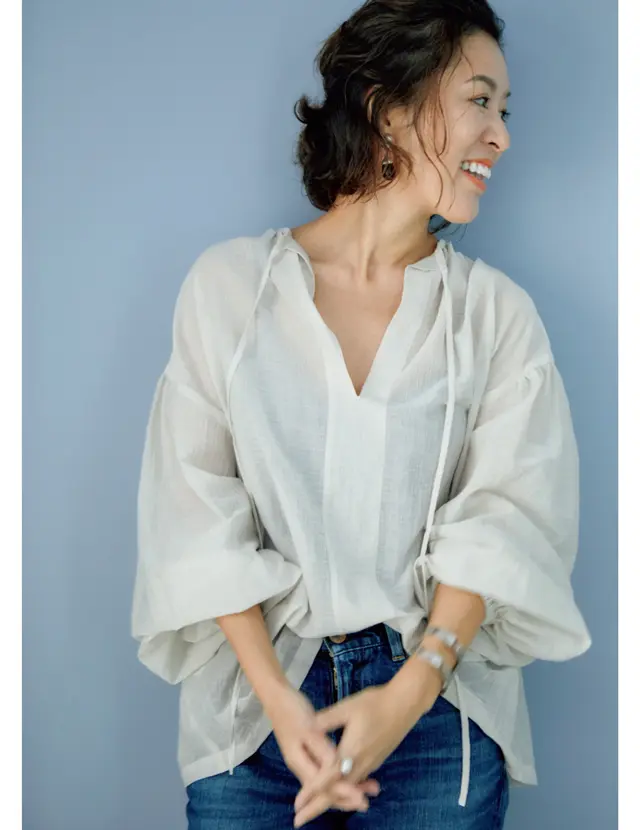 フェミニントップスコーデの大草さん