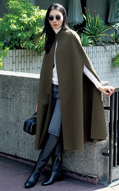 デニムパンツとベルテッドブーツコーデの田沢美亜