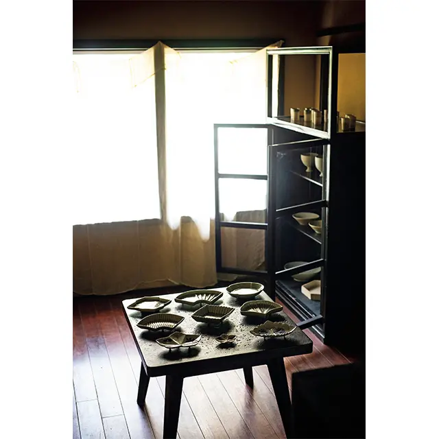 江戸時代に生まれた御深井焼（おふけやき）を再現した安洞雅彦の器