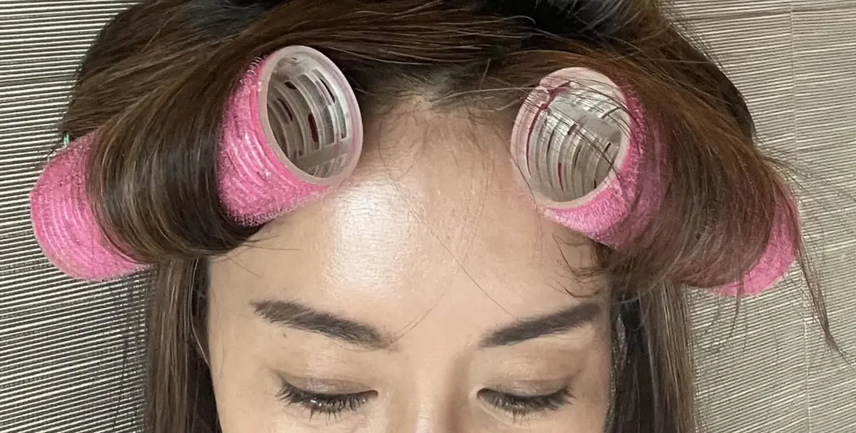 洗った髪が乾ききる前に、前髪にマジックカーラーを巻く