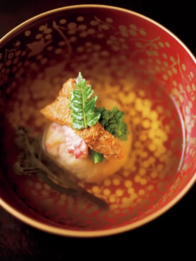 お椀は毛蟹のしんじょう。蟹の身がたっぷり入ったしんじょうの上にバチコをのせて