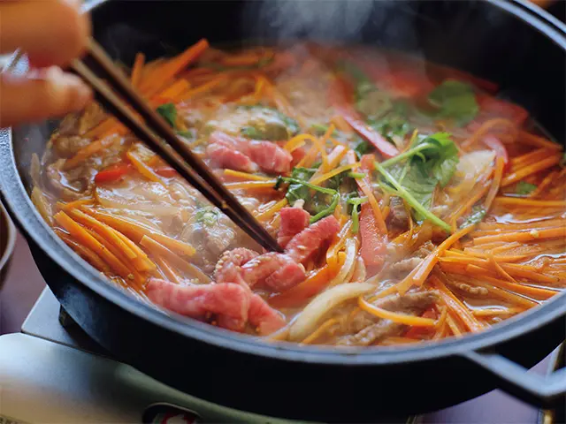 具材を足しながらどんどん食べ進むすき焼き方式。肉も野菜も入っていて完璧バランス食
