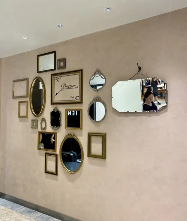 パリのアトリエのようなおしゃれなお手洗いの画像_7