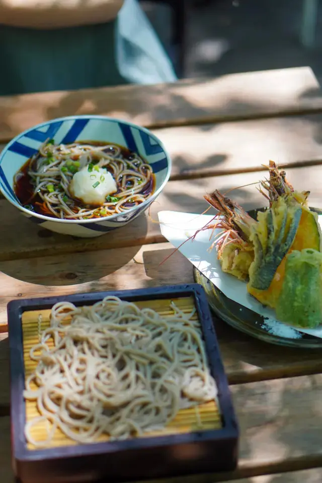 お昼は「ハルニレテラス」内にある「せきれい橋 川上庵」へ