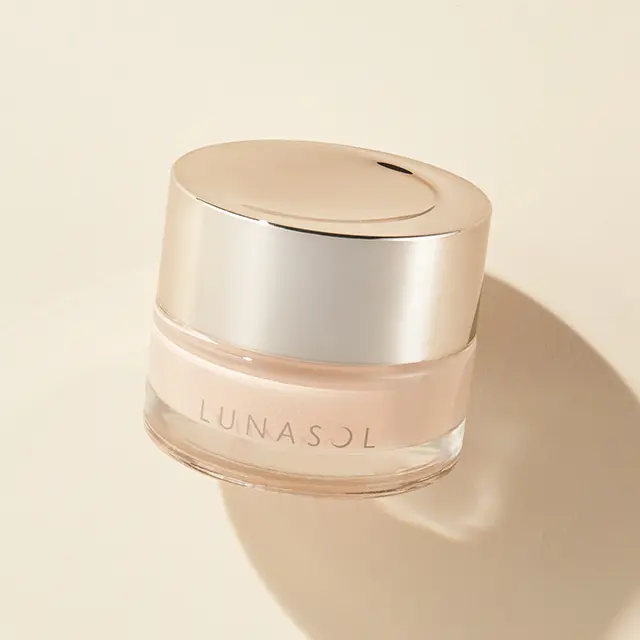 薄膜にのび広がり 湿度の高い水ツヤ肌に