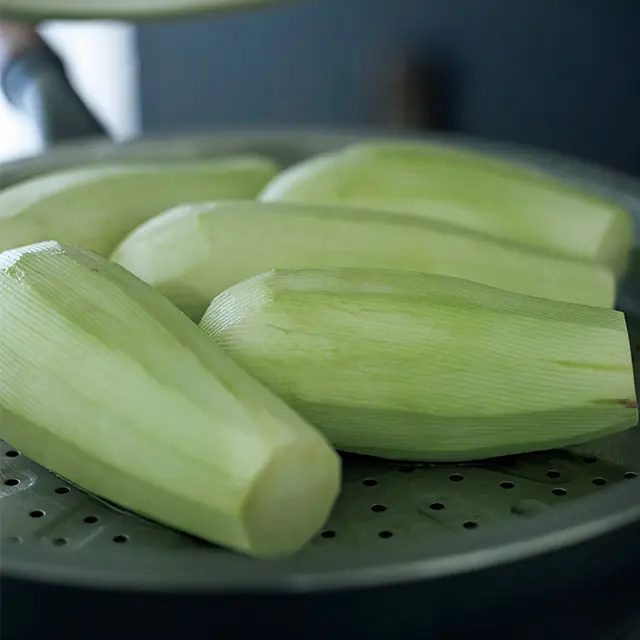 丸ごと蒸すので、中の水分を 逃がさず、おいしさキープ