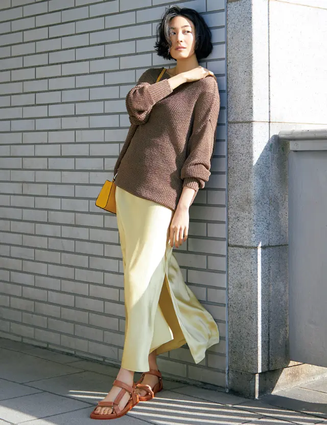 つやめく素材のヴィンスのイエロースカートを着こなすLIZA