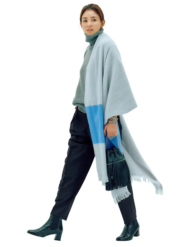 さらりとまとう大判ストールでベーシックに動きをつけて