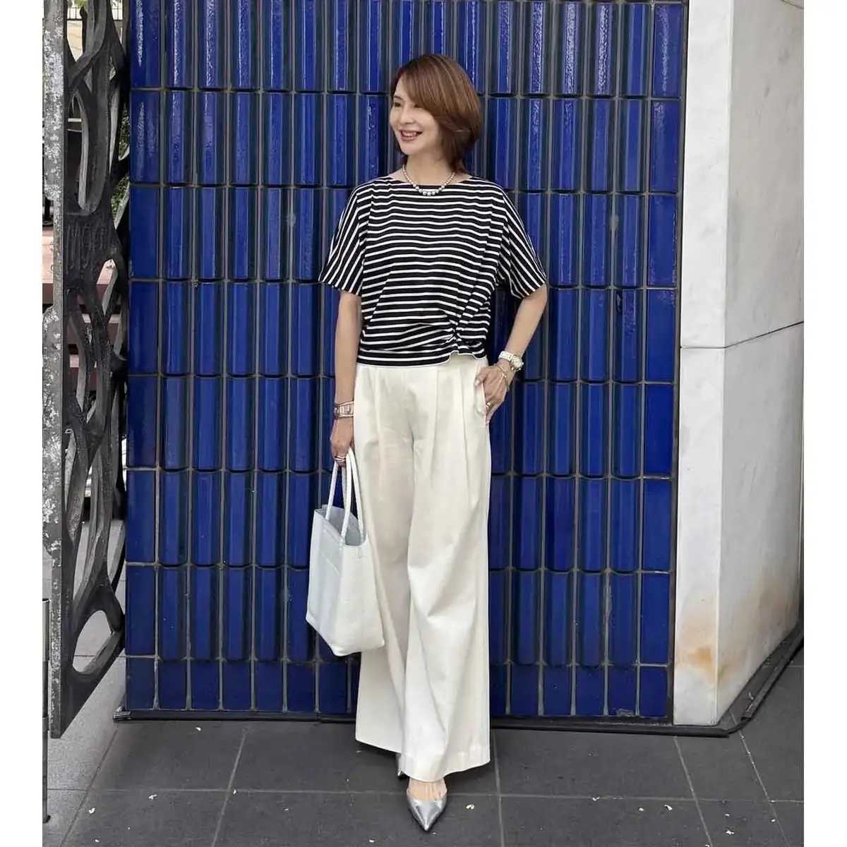 【50代の白パンツコーデ5選】清潔感も爽やかさも抜群！どんなトップスにも合う万能アイテム