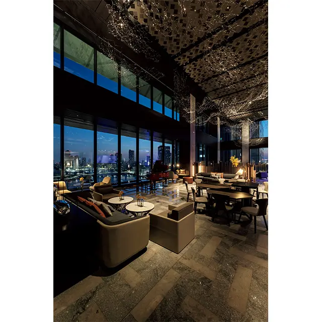 ロビー天井にヤマハのスピーカーが埋め込まれていて、音質も上々