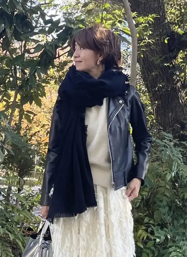 ストールでIラインを意識した、甘辛スカートスタイル