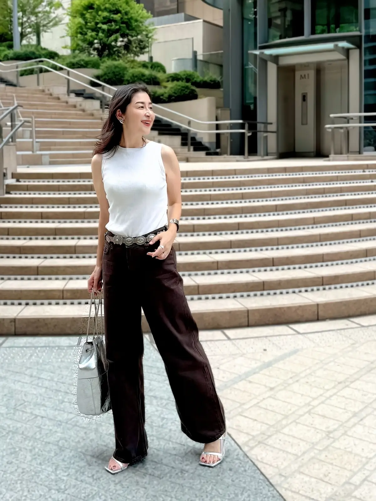 ブラウン色デニム　白ニット　コンチョベルト　シルバー色バッグ　シルバー色サンダル　　H&M GU　