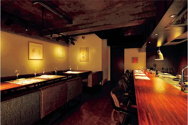 カウンター4席、 テーブル8席の静謐な空間