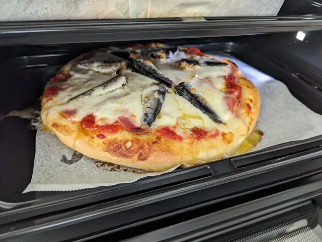 オイルサーディンと生ハムのピザが焼きあがりました