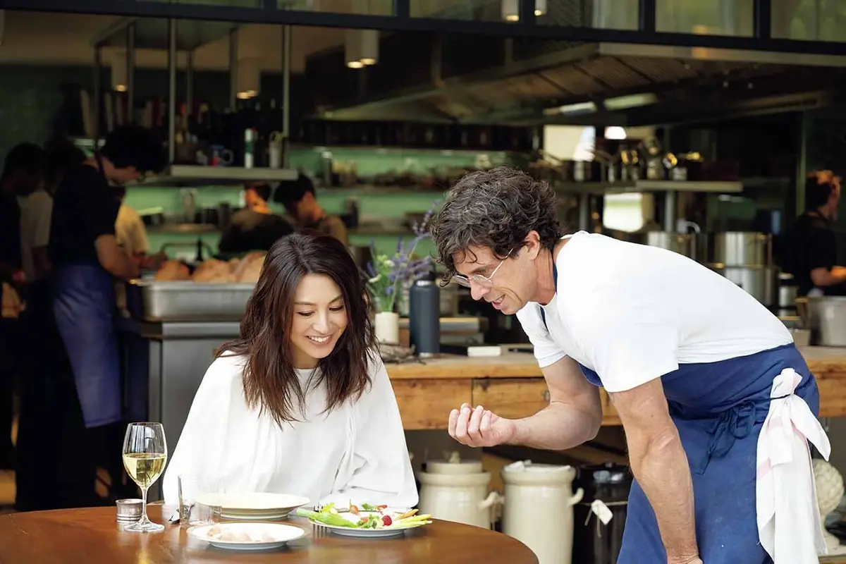 食材について熱く語るシェフのジェー ムスさん（右）と雨宮さん。ふたりの背景 はオープンキッチン