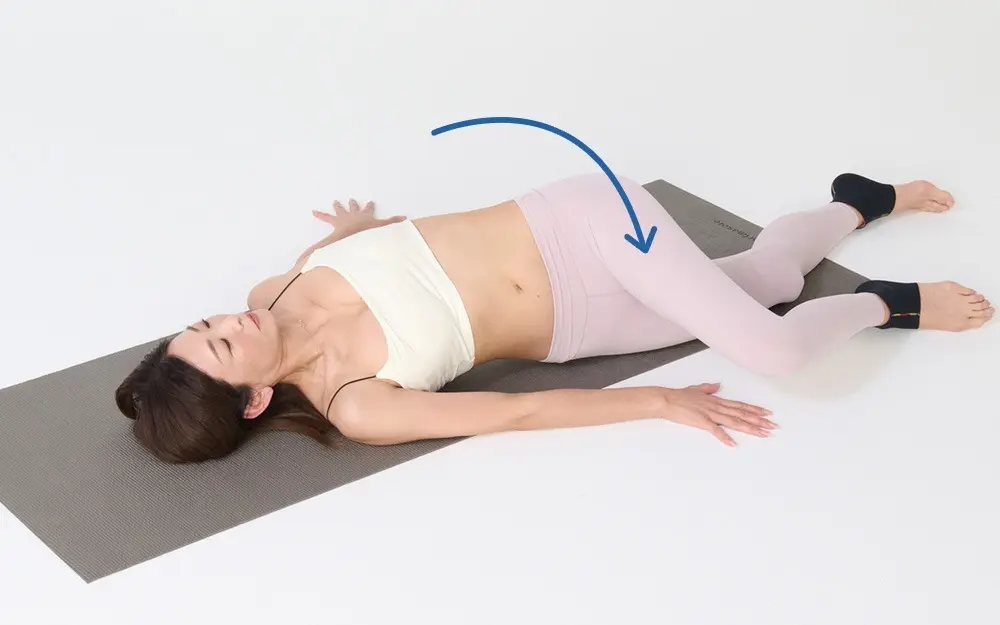 OurAge×Webエクラ　④次に、右脚を伸ばし左膝は曲げた状態で、息を吸って、吐きながら右に倒して3〜5呼吸。足と手のひらで床を押しながら行いましょう。