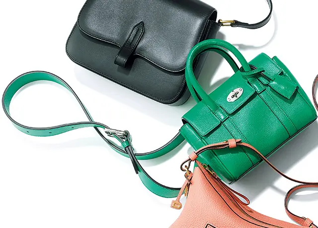 沈みがちな冬の装いを晴れやかにする鮮やかなグリーン。柔らかなレザーの スクエアフォルムでクラス感もキープ