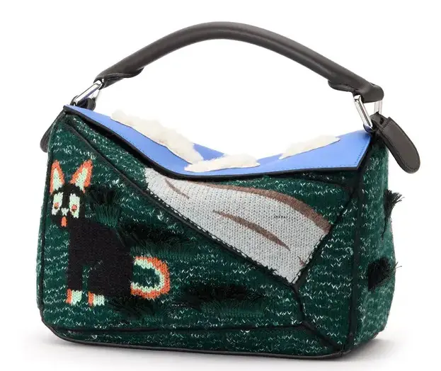 パズルトート（右）は、ウェインの花瓶で表現された猫の顔や足を断片へと脱構築し、バッグの幾何学的なフォルムに合わせてプリント。