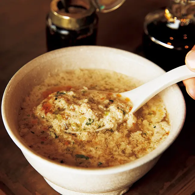 食べるときに黒酢を加えると豆乳が分離しておぼろ豆腐のようになり、独特の食感が楽しめる