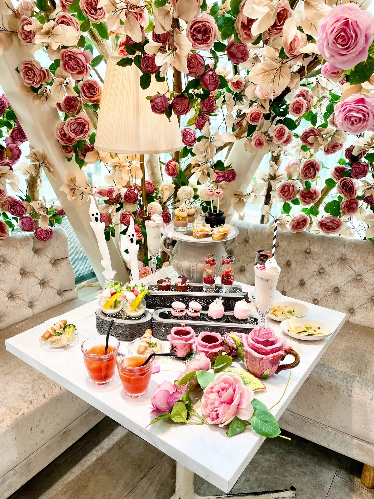 薔薇のカップ、薔薇のティーカップ、バラのカップ、バラのティーカップ、薔薇のポット、バラのポット、薔薇のカップ&ソーサー、バラのカップ&ソーサー、カップ&ソーサー、ポットセット、ティーポットセット、薔薇のティーポットセット、薔薇のポットセット、バラのティーポットセット、バラのティーセット、ハロウィンサラダ、サラダ、ミイラ、コウモリ、バーニャカウダ、ソーセージ、デコデリ、チーズソース、蕪、カブ、ミイラソーセージ、ハロウィンメニュー、ハロウィンデリ、ハロウィンお弁当、チキン、ブロッコリー、セイボリー、お料理、お食事、ランチ、食事、カフェ、和栗ティー、アイスティー、カシス、ベリーティー、オリジナルティー、アップルティー、フリーフロー、飲み放題、フレーバーティー、ラビオリ、トリュフ、トリュフの香り、アスパラ、白アスパラ、美味しい、お料理、お食事、食事、ランチ、ペッパー、イタリアン、パスタ、ショートパスタ、生パスタ、店内、薔薇の装飾、バラの装飾、薔薇の世界、薔薇の内装、薔薇の装飾、バラ、バラの世界、薔薇の世界、ソファ、ソファー、ソファー席、Rose Halloween Afternoon Tea、表参道、オートクチュールカフェ、HAUTE COUTURE CAFE、 Haute Couture Cafe、 期間限定、ローズハロウィンアフタヌーンティー、ピンクハロウィン、ピンクハロウィンの世界、ハロウィン、ハロウィンアフタヌーンティー、アフタヌーンティー、薔薇、薔薇のカップ、パフェ、スイーツ、ケーキ、ジュレ、白ワインゼリー、ムース、ブルケッタ、生ハムとイチヂクのブルケッタ、生ハム、イチヂク、