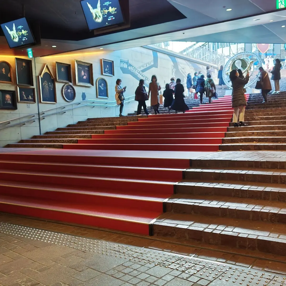 地下鉄赤坂駅を出ると、そこはもうハリー・ポッターの世界