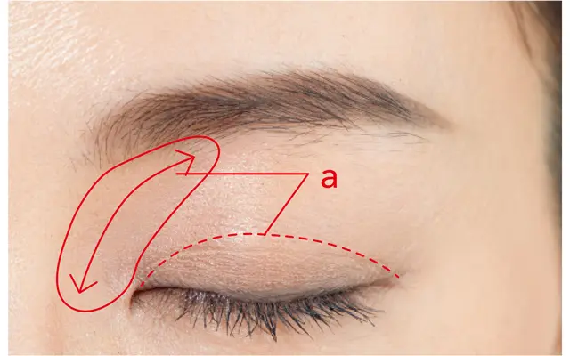 赤みベージュで彫り感を出す