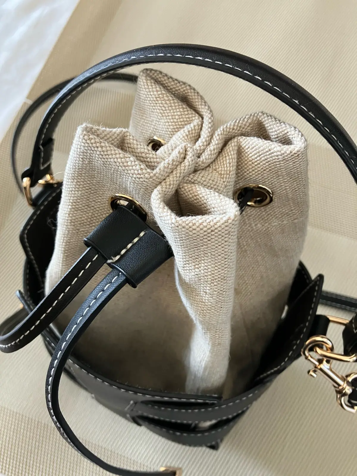 Ｈ＆Ｍ　クロスボディバケットバッグ　ショルダーバッグ　ミニバッグクロスボディバッグ　春バッグ　 レザージャケット　キャンパスバッグ　jマダムのおしゃれ　