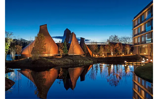 湖畔にたたずむ湯小屋は、丸太組みの三脚構造「ケトゥンニ」を基本にした建築