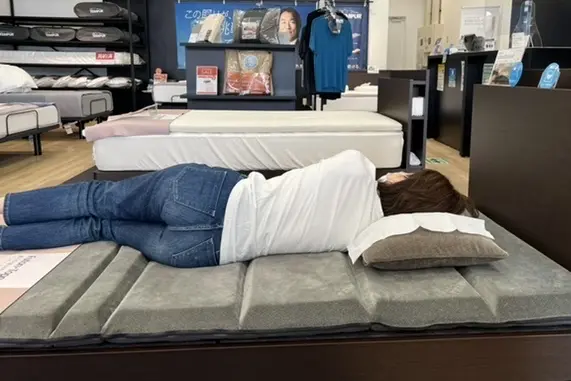 普段は横向きで寝始めます