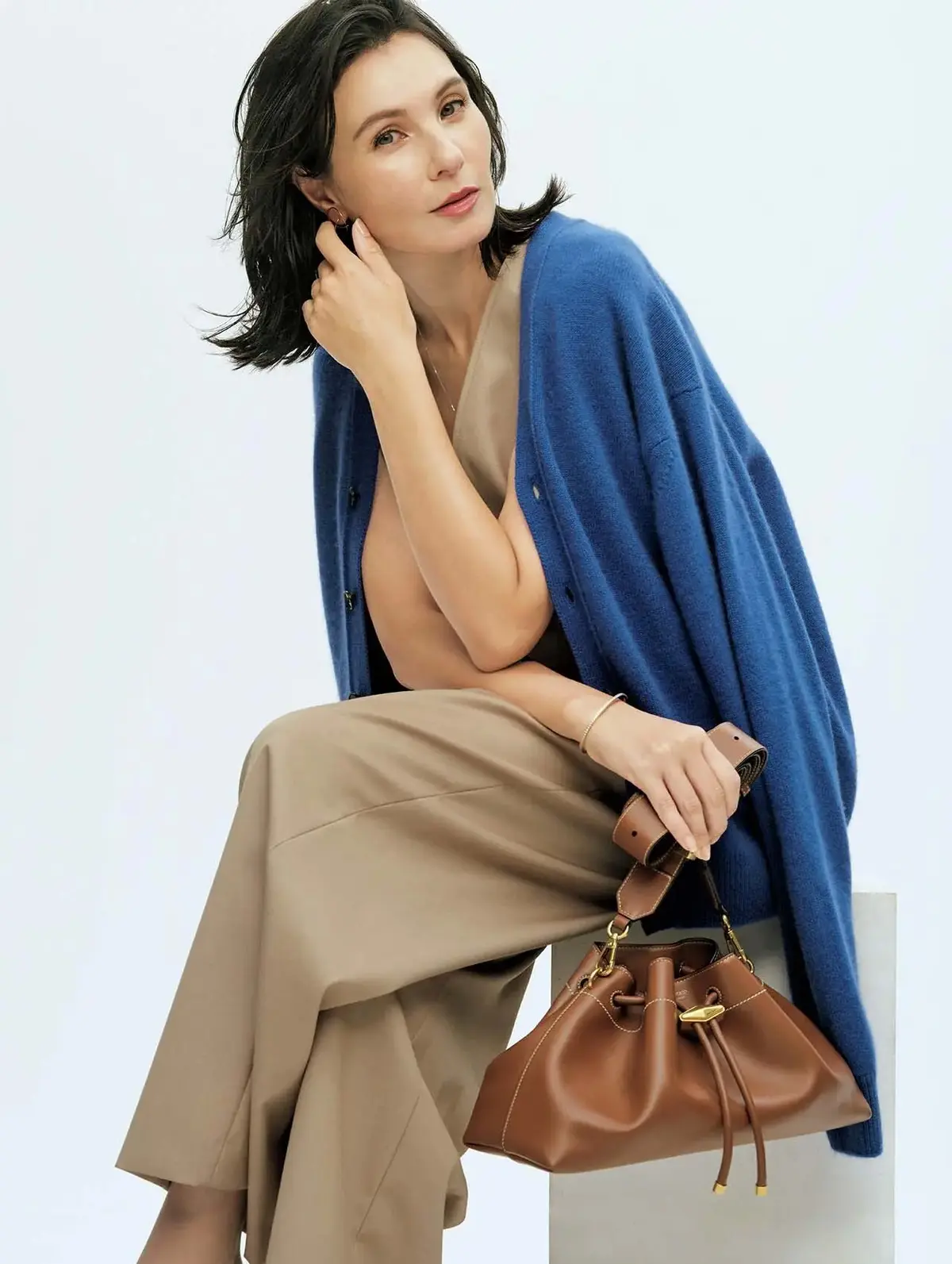 ベージュ×ロイヤルブルー。暖色と寒色のかけ合わせは、濃淡の差をつけることで軽妙にまとまる