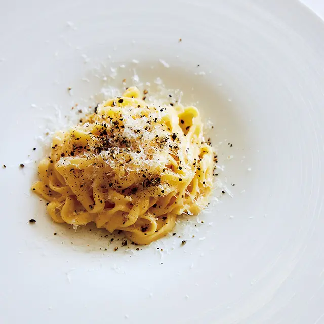 スペシャリテ、自家製生パスタで作るカーチョエペペ。