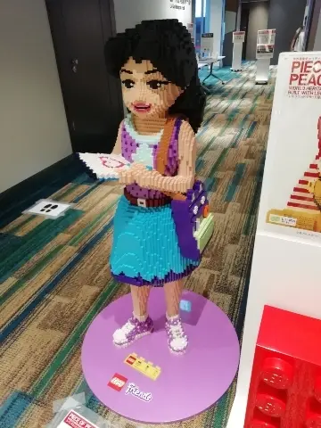 レゴブロックで作られた女の子にお出迎えされていざ、受付へ