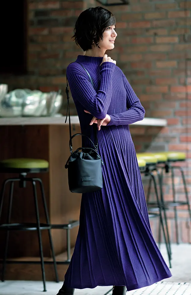 揺れるプリーツが麗しいニットワンピースはノーブルなパープルを